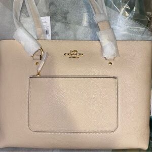 Coach leather purse Station Tote in Oat color Signature leather New